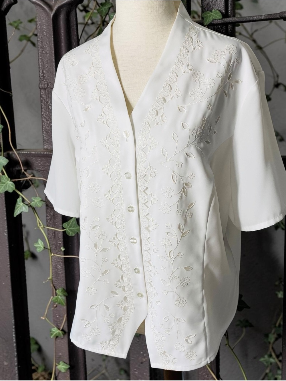 VINTAGE LAURA SCOTT Eyelet Embroidered Blouse - Picture 2 of 8